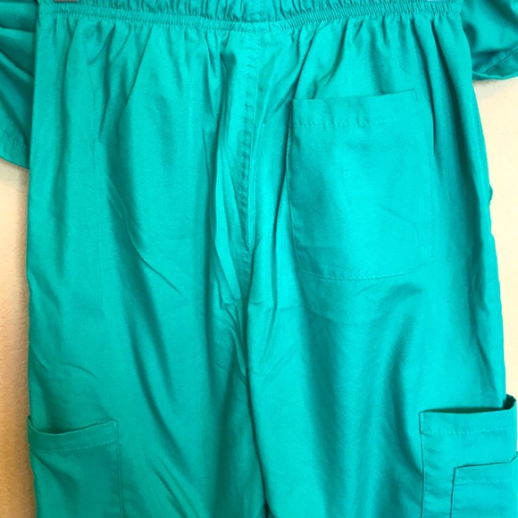 Green scrub set - Picture 9 of 12